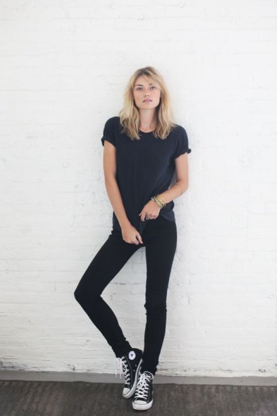 black tee with matching slim jeans and high top converse