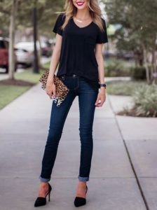 v-neck t-shirt with dark blue skinny jeans and leopard print clutch bag