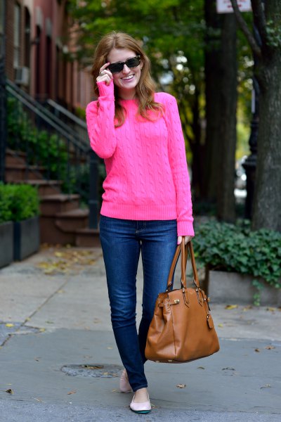 pink cable shirt with blue skinny jeans and brown leather bag