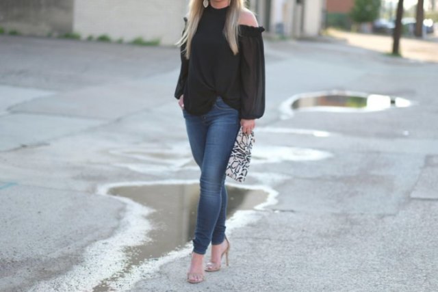 black blouse with blue jeans and pink heels with open toe