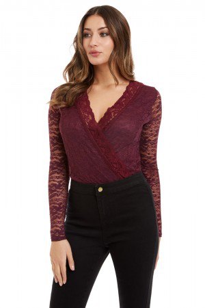 burgundy lace v-neck blouse with black skinny jeans