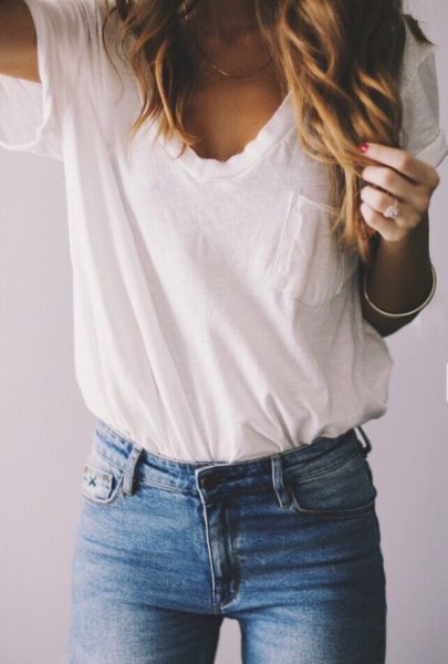 white pocket tee with blue skinny jeans