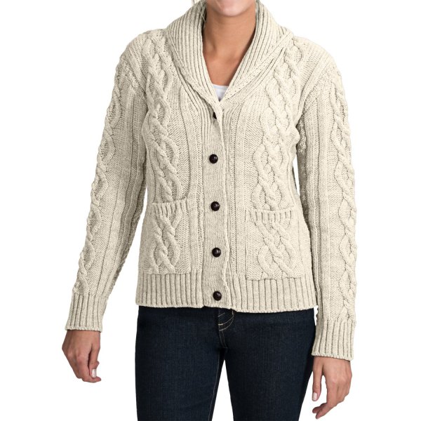 white knitted sweater cardigan with black skinny jeans