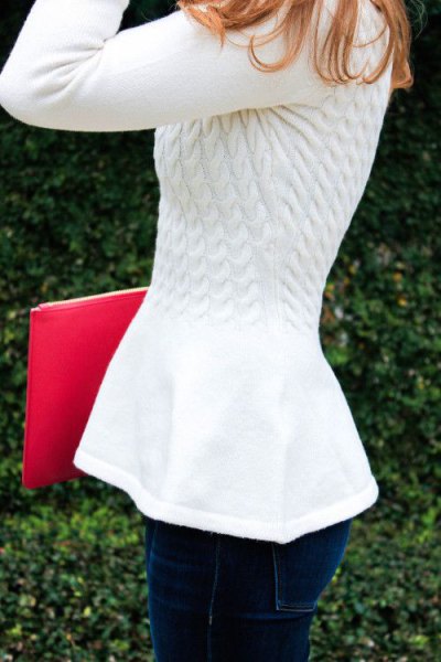 white knitted sweater with dark blue skinny jeans