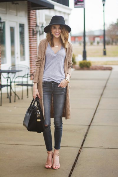pink sweater with gray skinny jeans