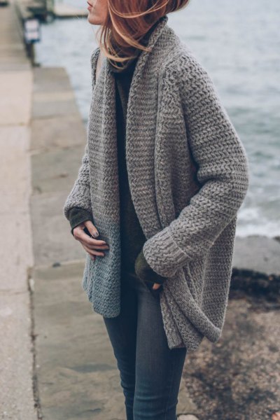 gray chunky knit cardigan with hollow sweater and skinny jeans