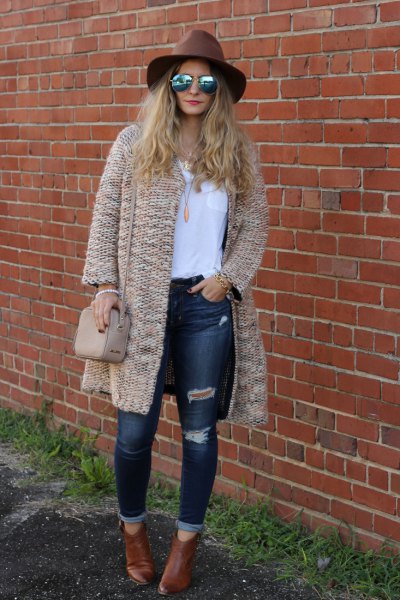 crepe chunky cardigan with white tee and ripped skinny jeans