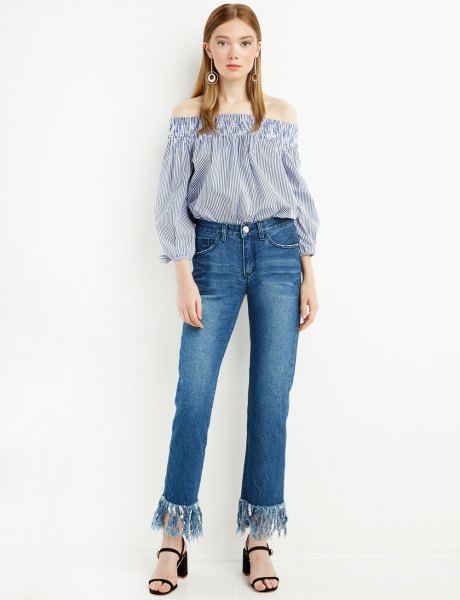 blue and white striped of the blouse with fringed jeans