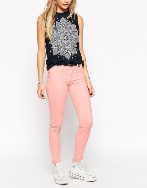 white sleeveless printed sleeveless top with pink skinny jeans