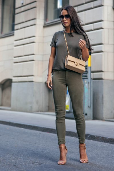 gray t-shirt with green skinny khaki jeans and pink heels