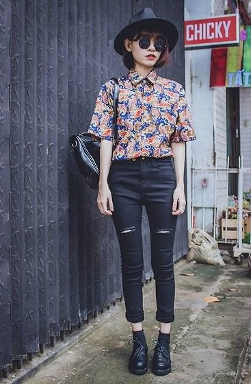 navy and red short sleeve printed vintage shirt with black skinny jeans