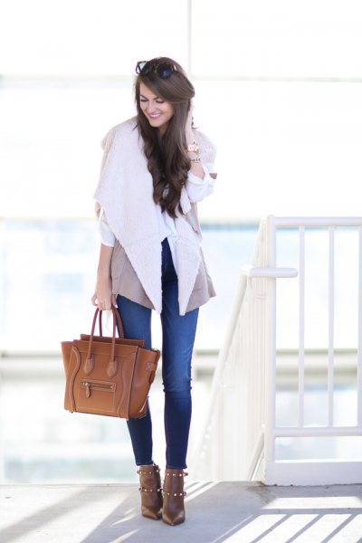 blue skinny jeans and brown leather bag