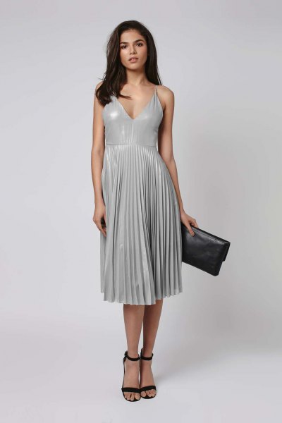 gray deep v-mid mid-pleated dress with black heels with open toe
