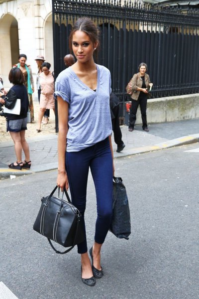 gray v-neck t-shirt with cropped skinny jeans and black leather ballet flats