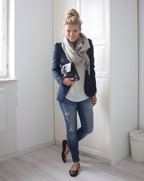 black leather ballet flats with navy blazer and ripped skinny jeans