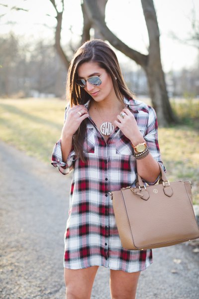 burgundy and white plaid tunic with pink leather bag