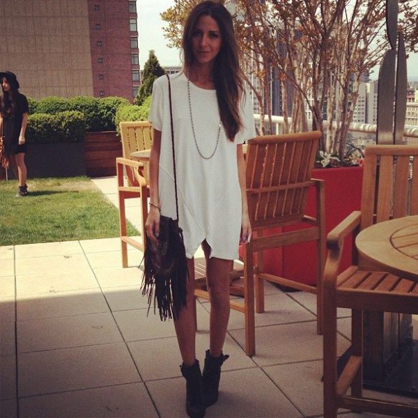 white tunic dress with fringe bag and boots