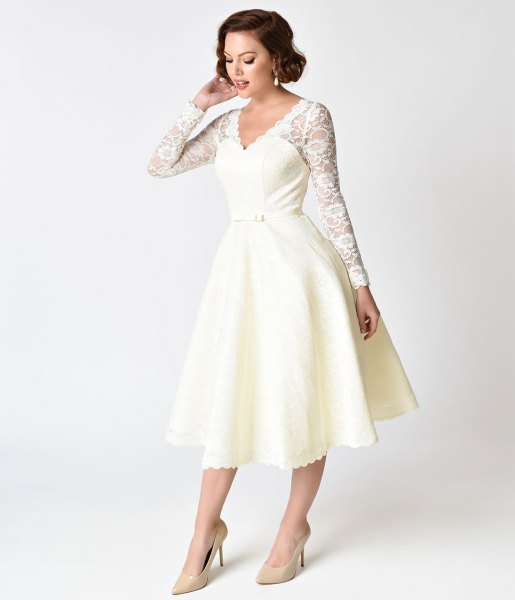 white lace sleeve in combed edge in 1950s style dress