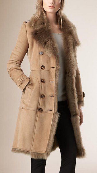 light camel shear coat with white top and black skinny jeans