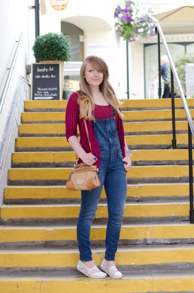 red ribbed fit shirt with blue skinny overall