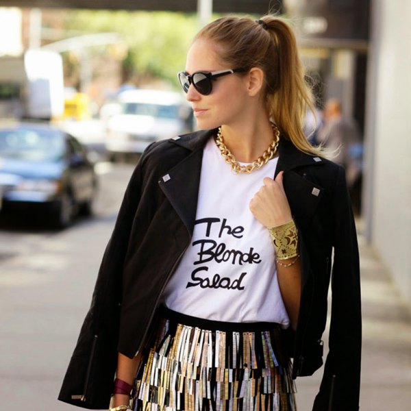 white print tee with gold chain necklace black blazer