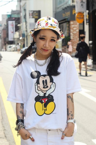 cartoon printed white and yellow bucket hat with tee and jeans