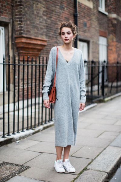gray maxi knitted dress in v-neck with white sneakers