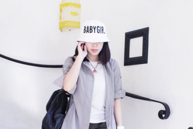 white bucket hat with gray boyfriend shirt and jeans