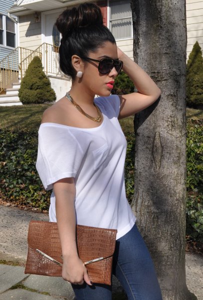 white one shoulder t shirt skinny jeans gold choker necklace