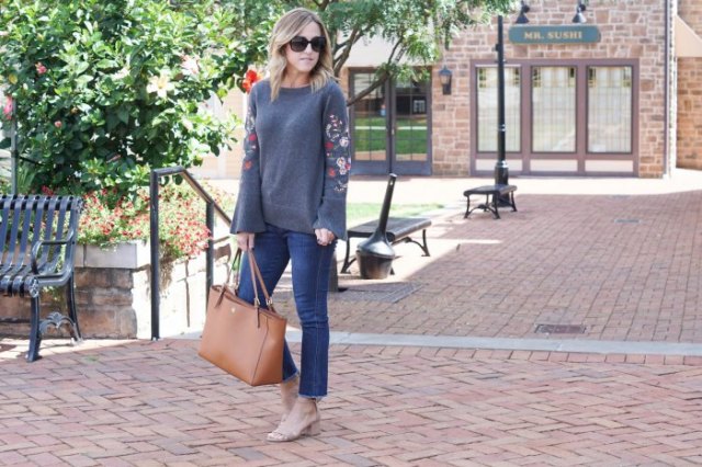 gray knitted sweater with blue skinny jeans