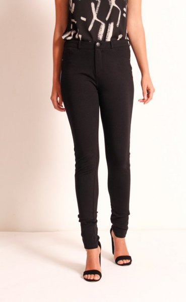 black and white printed sleeveless top skinny pants