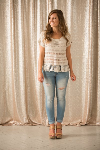 white crocheted short sleeves top light blue skinny jeans