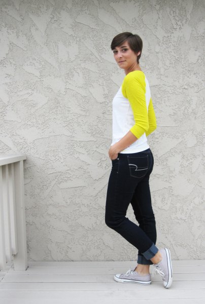 yellow and white baseball shirt black skinny jeans