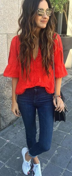 red lace half-heated blouse skinny jeans sneakers
