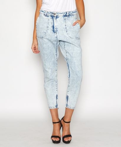 white top light blue washed cropped jeans