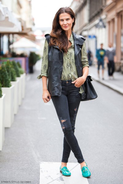 green printed skinny jeans outfit