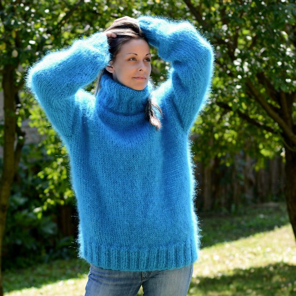 blue turtleneck chunky knit sweater washed skinny jeans