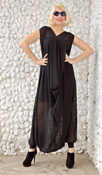 black sleeveless maxi dress in loose fit