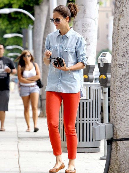 red skinny jeans chambray boyfriend shirt