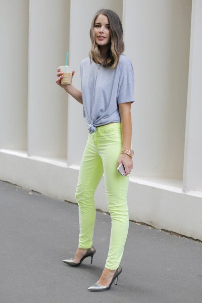 knotted big gray t-shirt yellow jeans
