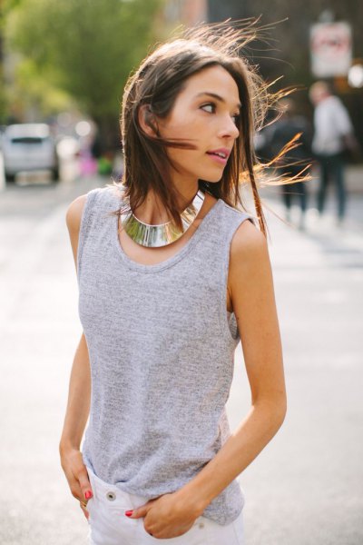 gray sleeveless top with white skinny jeans and gold choker necklace