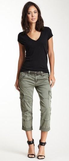 Love these pants and basic shirt combo for summer/early fall days .