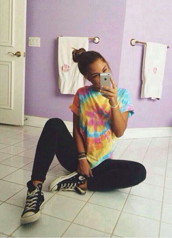 Tie dye, leggings, and converse. Simple cute summer outfit .
