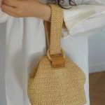 27 Summer Straw Handbags + Outfit Ideas | Crochet shoulder bags .