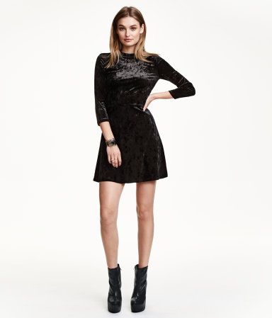 Short dress in crushed velvet with a low stand-up collar. Long .