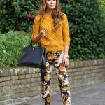 mustard-sweater-and-floral-pants | Abiti da lavoro donne, Stile di .
