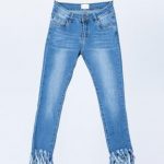 this trend for Spring is so fun! // Frayed Hem Jeans | Frayed hem .
