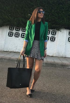 combine dark green blazer with black bag | Chicisi