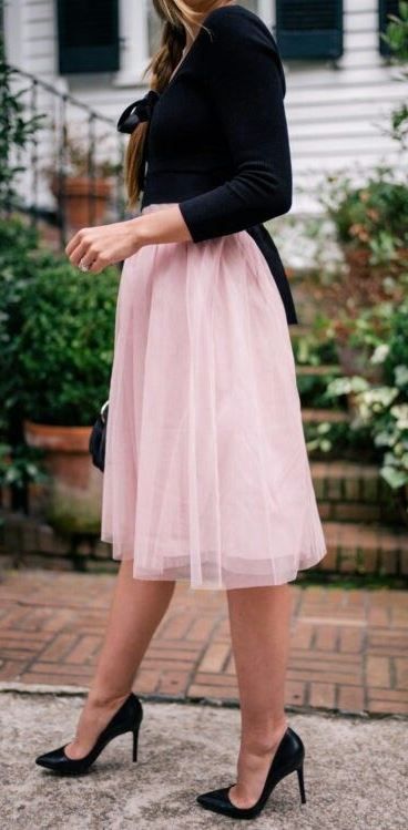 how to wear a blush skirt: black top + bag + heels | Trending .