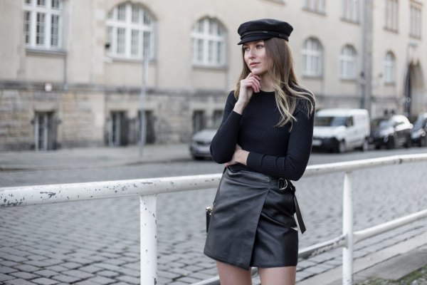 Leather Hat Artistic Outfit
  Ideas for Women